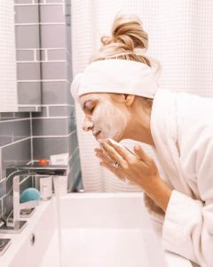 شستن صورت در بهترین میکاپ صورت در قزوین