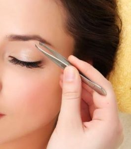 روش اصلاح ابرو با موچین در ابروکار حرفه‌ای برای اصلاح ابرو در قزوین