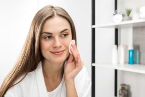 تمیز کردن صورت برای جذف از آلودگی در بهترین پاکسازی پوست در قزوین