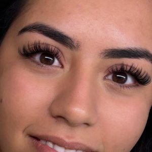 مدل کلاسیک برای تفاوت اکستنشن مژه کلاسیک، والیوم و مگا والیوم در قزوین
