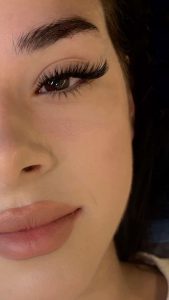 مدل مژه هیبرید در انواع اکستنشن مژه در بهترین سالن زیبایی قزوین