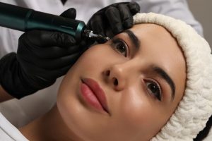 مزایای انجام خط چشم دائم در سالن تخصصی ملک بیوتی